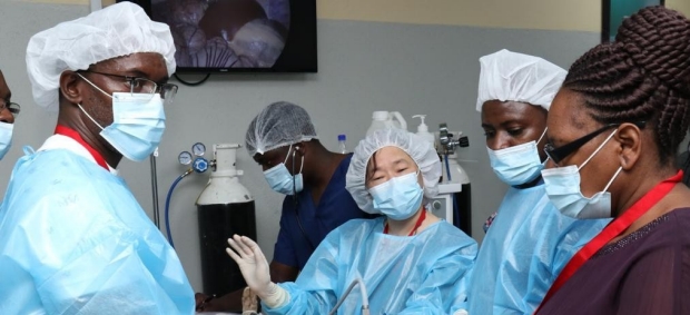 Dr. Wendy Su instructs students at the University of Zimbabwe on laparoscopic surgical skills