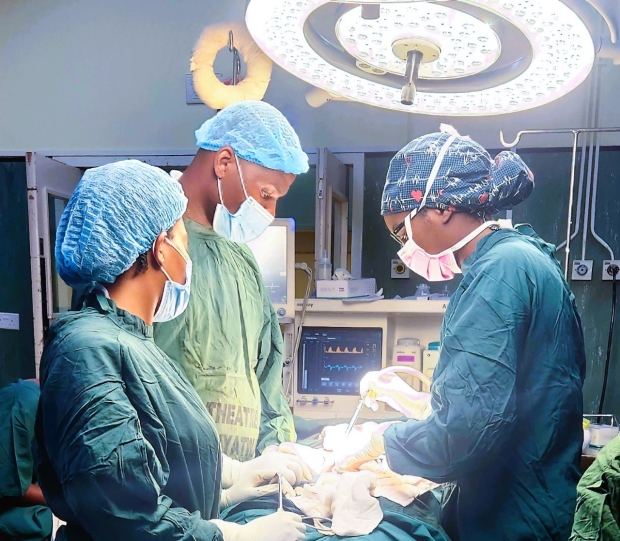 Dr. Ngongoni performs surgery with colleagues in Zimbabwe.
