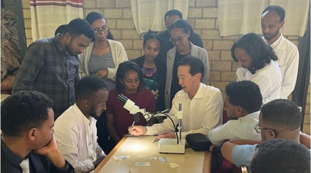 Dr. James Chang teaches microsurgery techniques in Ethiopia