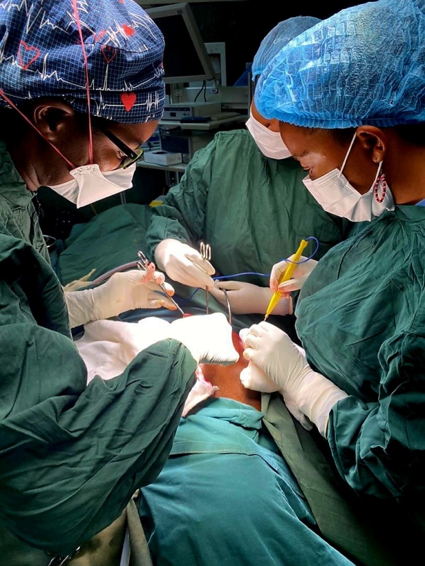 Dr. Ngongoni performs surgery with colleagues in Zimbabwe.