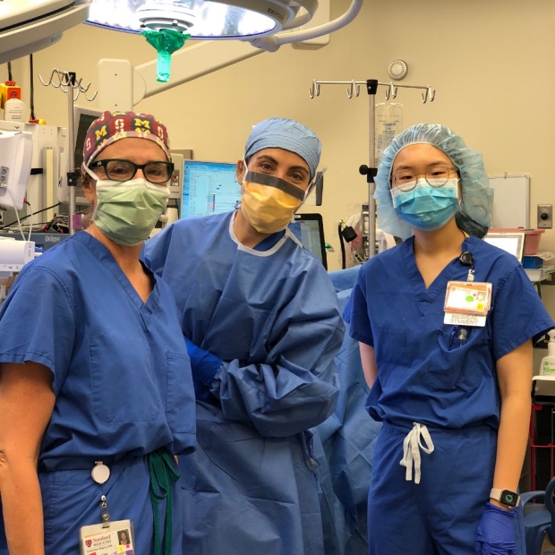 Drs. Hawn and Esquivel welcome Medical Student Sandy Wong, MS3 into the OR