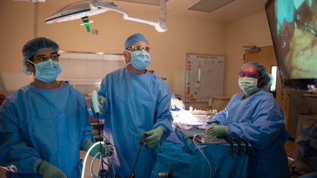 Dr. Jesse Bandle (center) performs a minimally-invasive surgery with Dr. Dan Eisenberg at the Palo Alto VA.